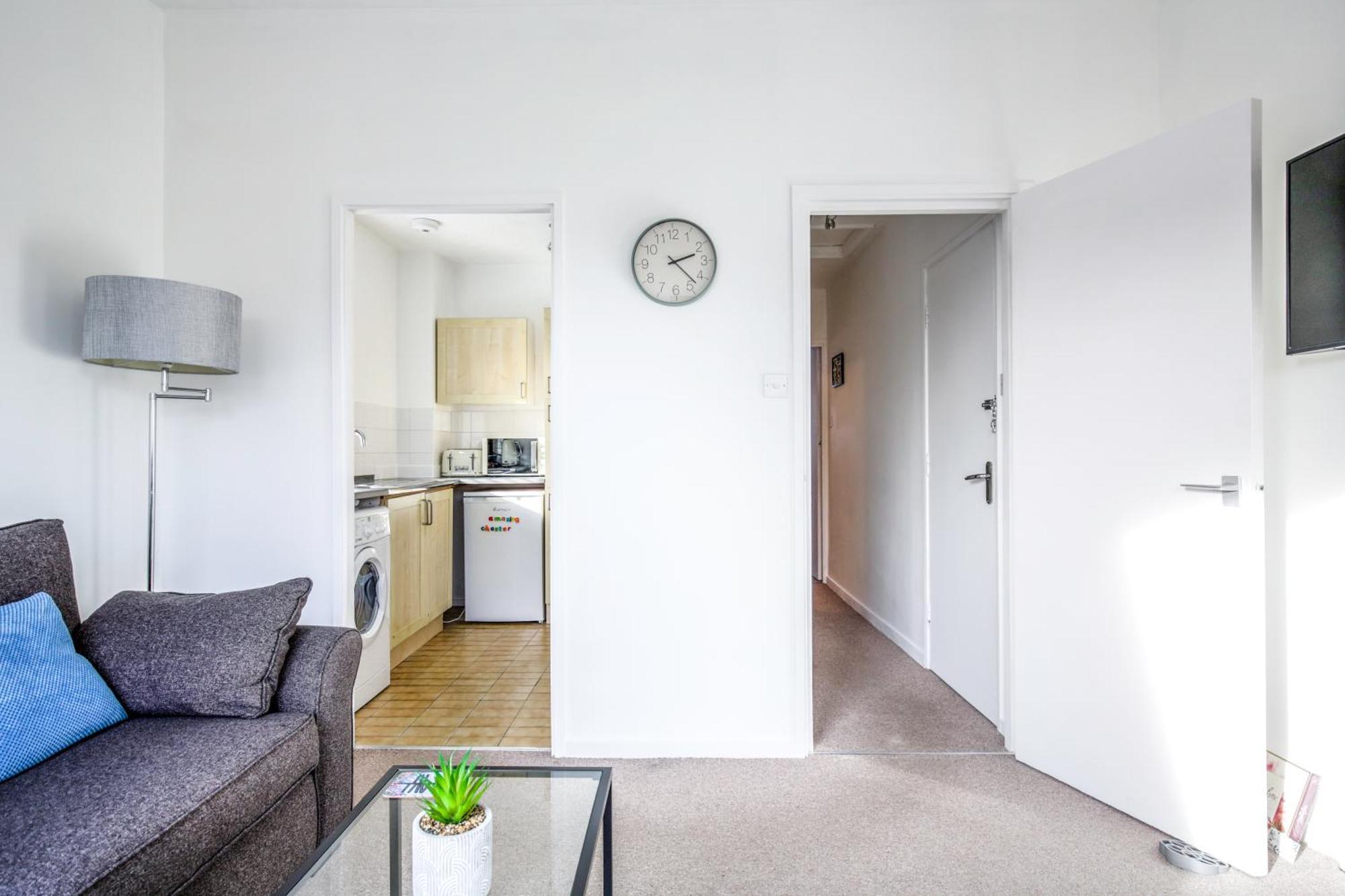 Chester Stays - Best Value Apartment With Free Parking In The Heart Of Честър Екстериор снимка
